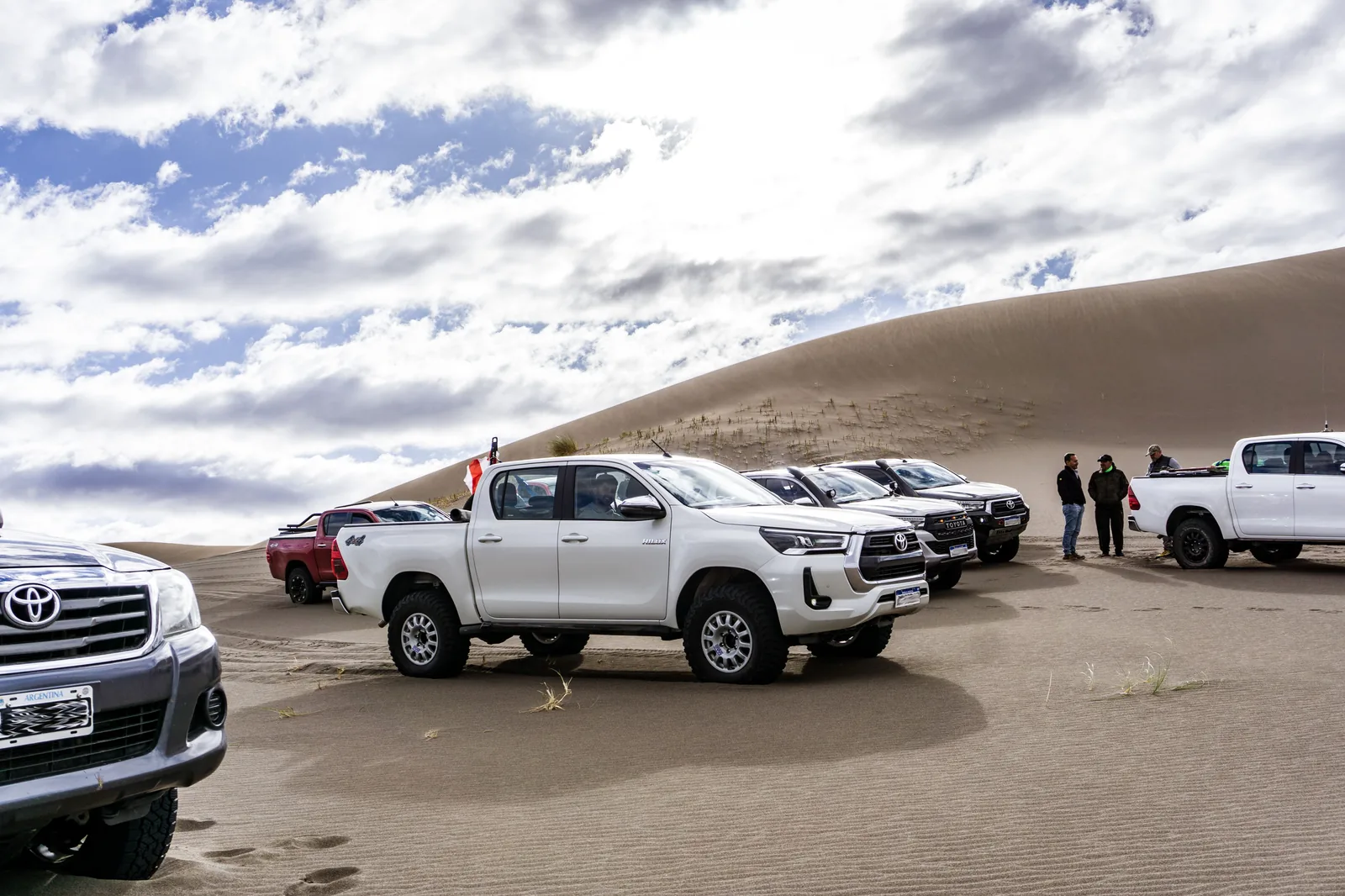 Grupo de vehículos 4x4 en las dunas