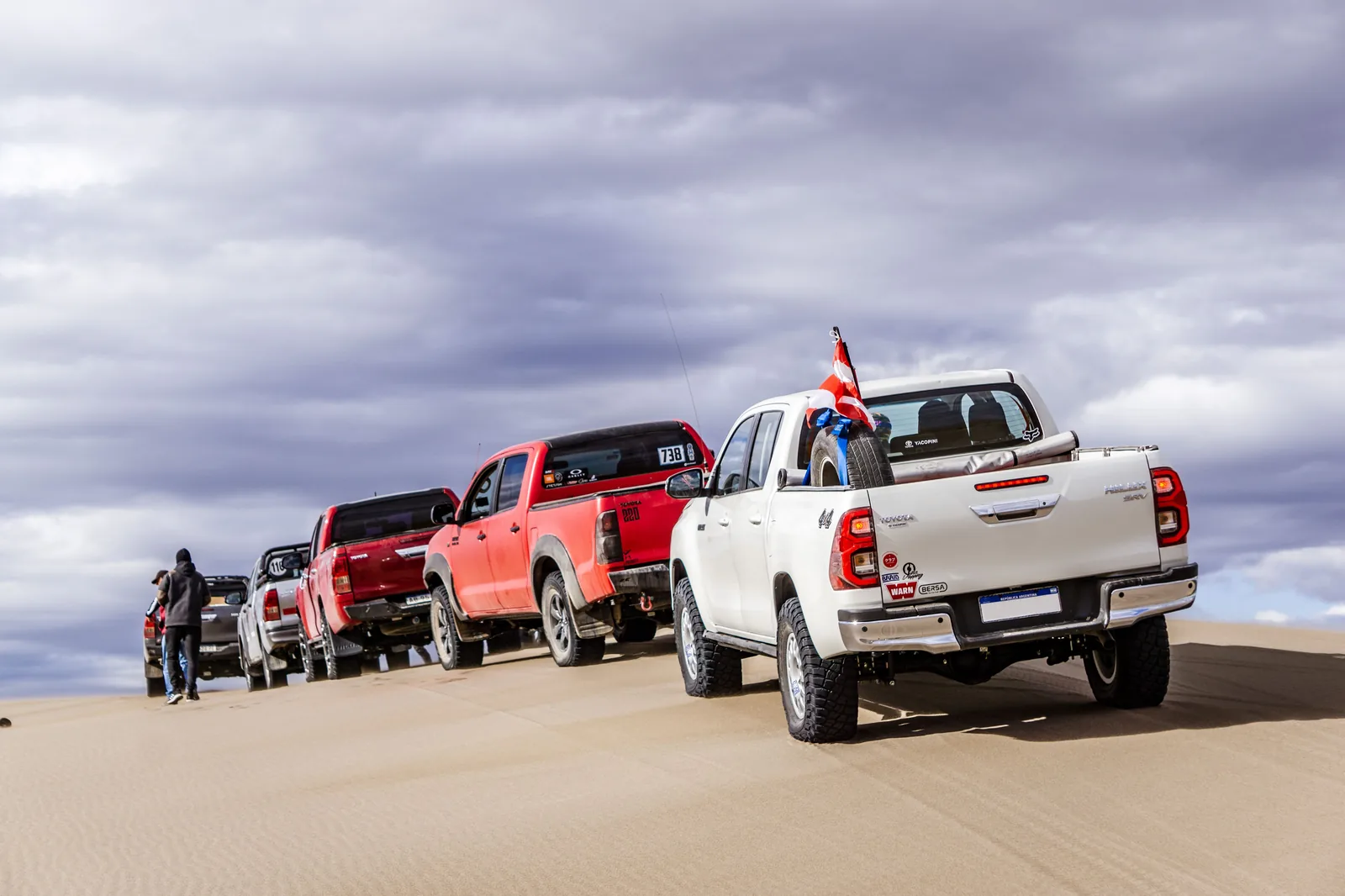 Grupo de camionetas recorriendo dunas